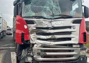 Tır ile kamyonet çarpıştı: 1 yaralı