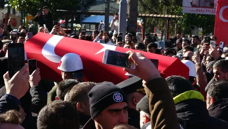 Türkiye şehitlerini uğurluyor! Tabutunun başında gözyaşları sel oldu | Bu acıya yürek dayanmaz