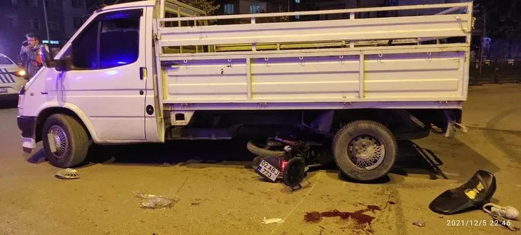 Motosiklet kamyonetin altına girdi: 2 yaralı