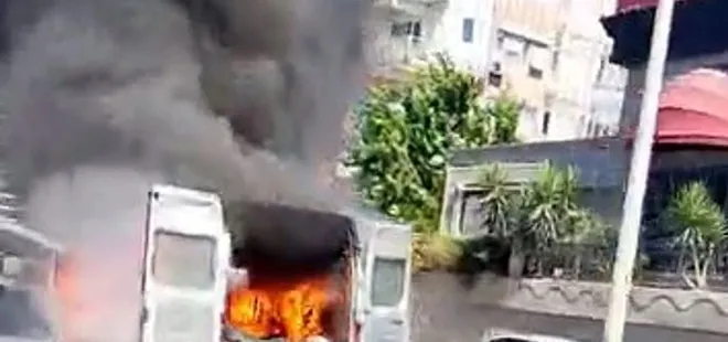 Avcılar D-100'de minibüs alev alev yandı