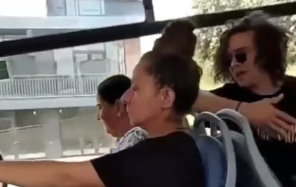 1692518947050.jpg İğrenç zihniyet! Kocaeli'de çarşaflı kadına yobaz kadından sözlü taciz: Peçeni al git buradan - 4