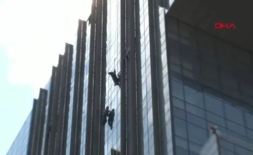 Son dakika: Kadıköy’de 20 katlı binada 2 işçi asılı kaldı