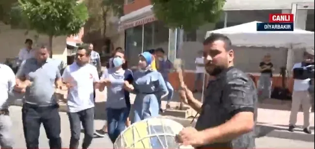 Anneler kazandı, A Haber ekrana taşıdı! HDP önünde davullu zurnalı kutlama