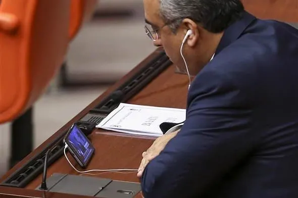 Vekiller Davutoğlu’nun konuşmasını cep telefonundan izledi