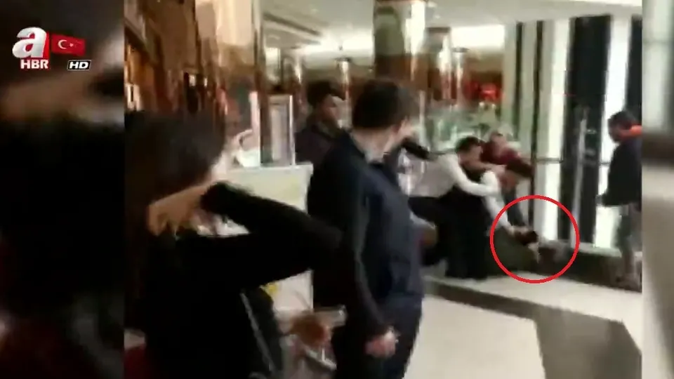 Garsonlardan komiye tekme tokat dayak