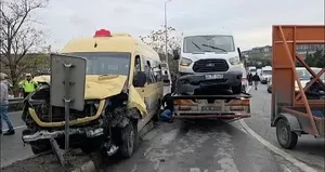 3 araç birbirine girdi yol trafiğe kapandı