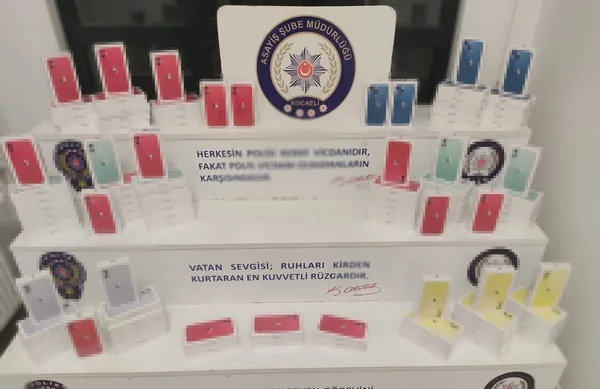 kocaelide-2-milyonluk-soygun-cep-telefonlarini-boyle-caldilar-1664371586321.jpg Kocaeli’de 2 milyonluk soygun! Cep telefonlarını böyle çaldılar - 5
