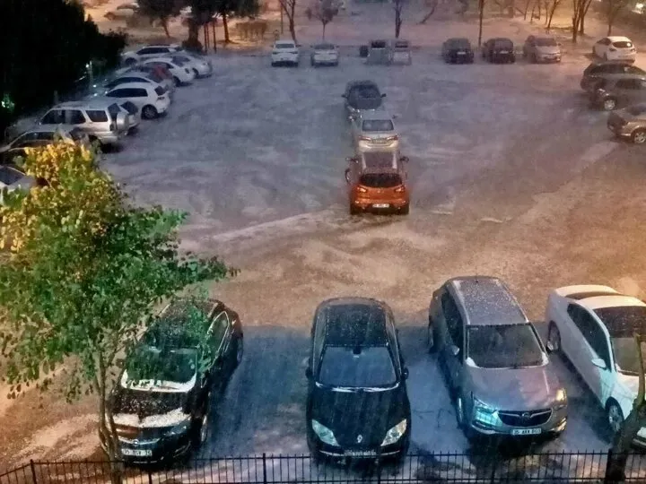 Son dakika: İzmir'de görülmemiş felaket! Hortum araçları 10 metre havaya kaldırıp binaların üzerinden savurdu