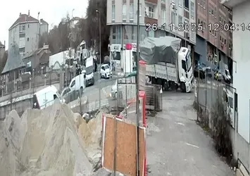 Esenyurt'ta yükü kayan kamyon devrildi