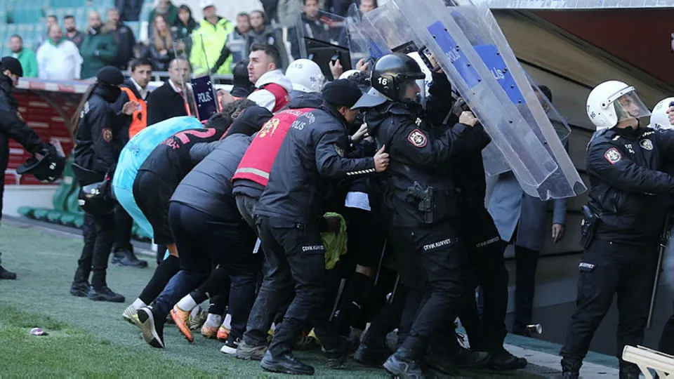 Bursaspor-Diyarbekirspor maçında büyük kriz! 6 kırmızı kart! Seyirciler çıldırdı