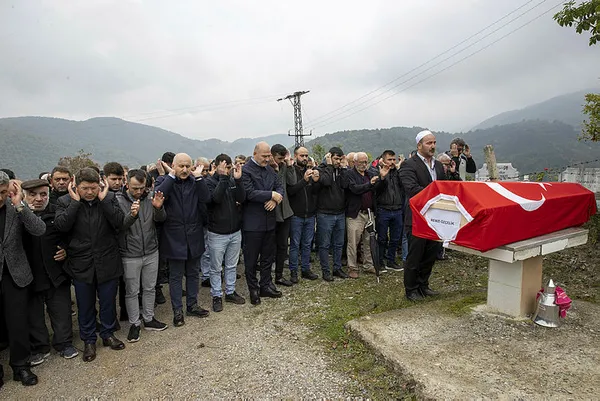 turkiye-bartindaki-maden-sehitlerini-son-yolculuguna-ugurluyor-a-haber-amasrada-1665915638080.jpg Türkiye Bartın'daki maden şehitlerini son yolculuğuna uğurluyor! A Haber Amasra'da - 1
