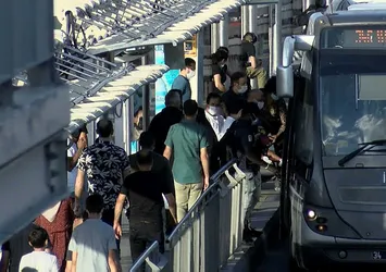Metrobüs durağında korkutan yoğunluk