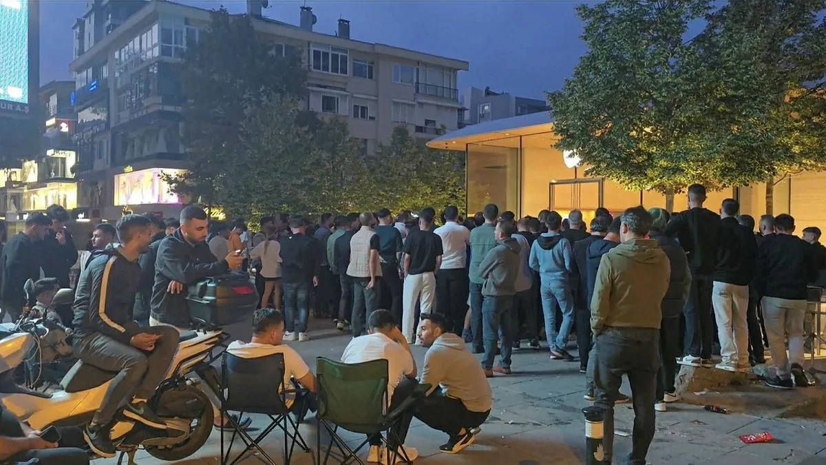 İstanbul'da iPhone kuyruğu! Geceden sıraya girdiler