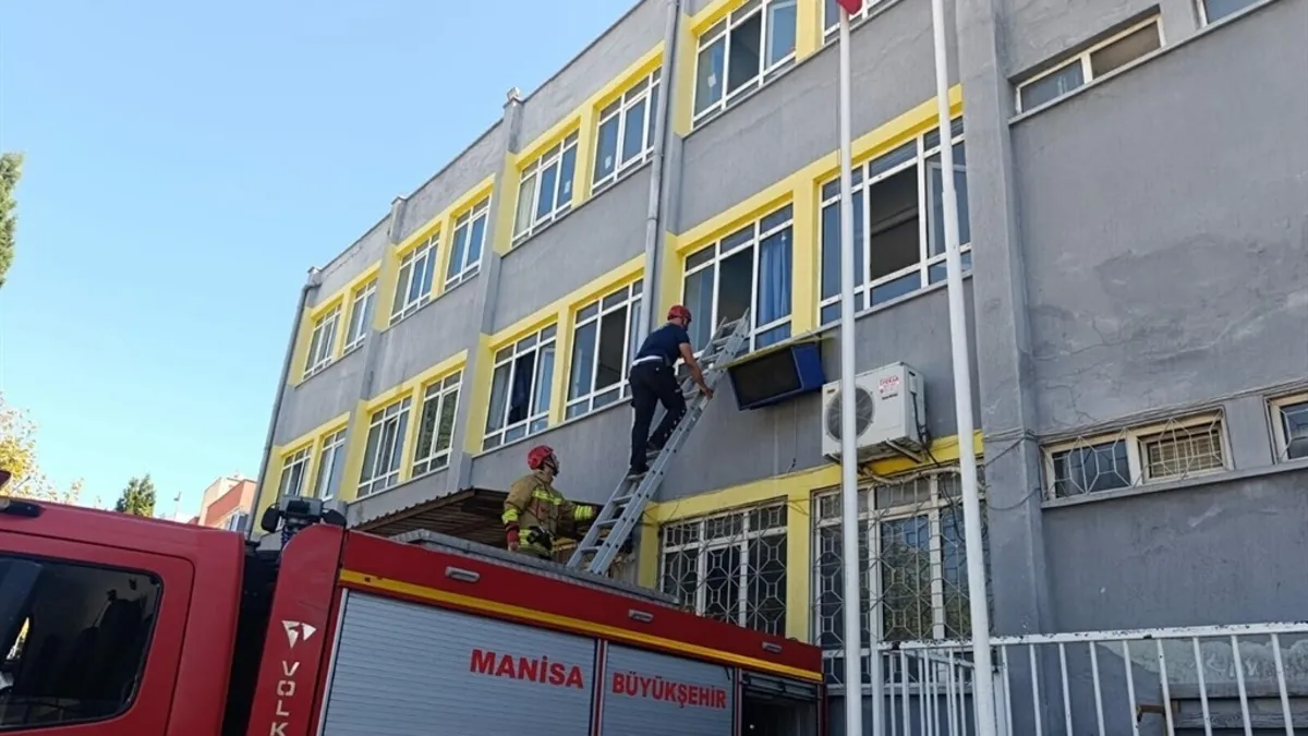 Manisa'da okulda mahsur kalan 3 öğrenciyi itfaiye kurtardı