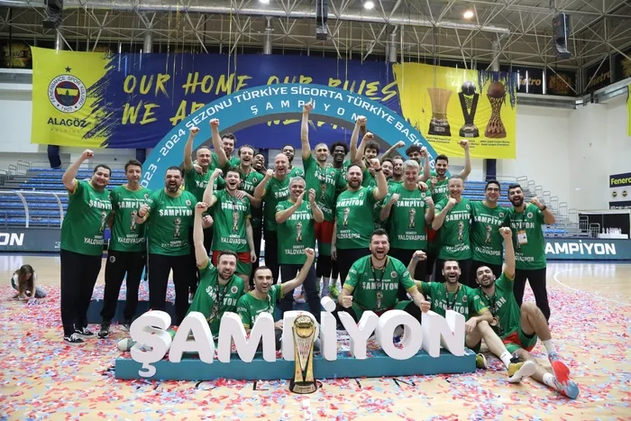 Semt77 Yalovaspor Erkek Basketbol Takımı şampiyonluk kupasına kavuştu