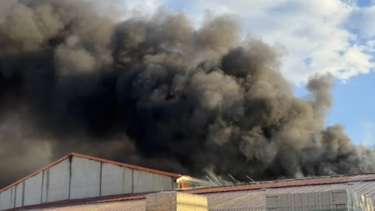 Erzurum'da boya fabrikasında yangın! Müdahale sürüyor
