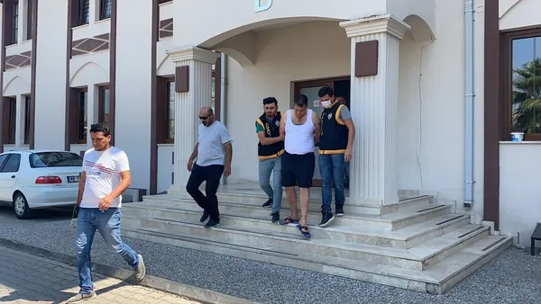 fethiyede-feci-olay-annesini-10-yerinden-bicaklayarak-olduren-zanli-tutuklandi-1629659038305.jpg Fethiye'de feci olay! Annesini 10 yerinden bıçaklayarak öldüren zanlı tutuklandı - 3