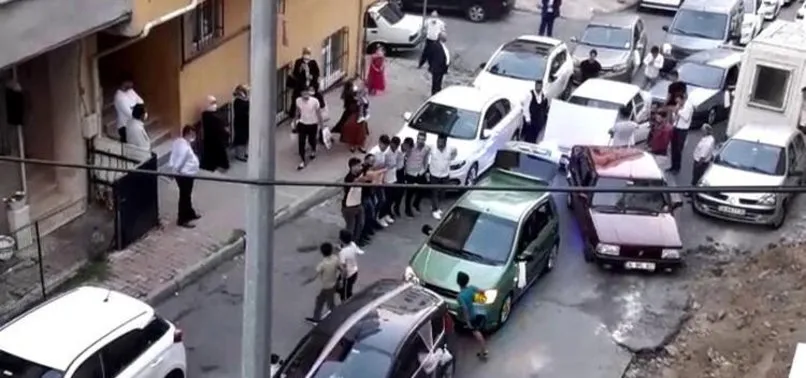 İstanbul'da 'pes' dedirten görüntüler! Yolu kapatıp halay çektiler