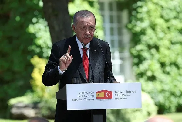 baskan-erdogandan-provokatif-soru-soran-ispanyol-gazeteciye-ders-niteliginde-ayar-1718291292759.jpeg Başkan Erdoğan'dan provokatif soru soran terör sevici İspanyol gazeteciye ders niteliğinde ayar! "Başını sallama ben sallamıyorum" - 4