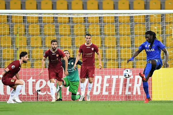 Bafetimbi Gomis saha içinde yığıldı kaldı! - 1