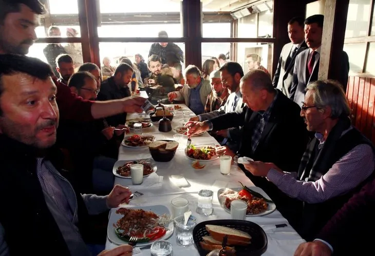 Başkan Erdoğan, tarihi Çınaraltı Çay Bahçesi’nde vatandaşlarla sohbet etti
