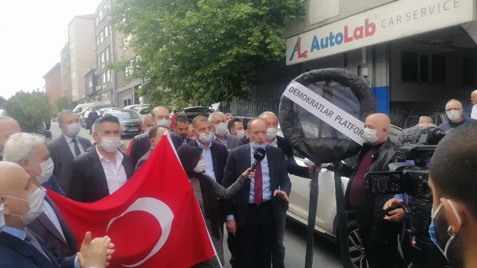 Merdan Yanardağ Adnan Menderes’e iftira atmıştı! Demokratlar Platformundan TELE1 Televizyonu önünde protesto | Video