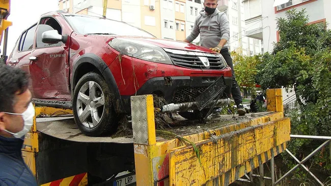 Antalya’da kanala uçan otomobilden burnu bile kanamadan çıktı - 2