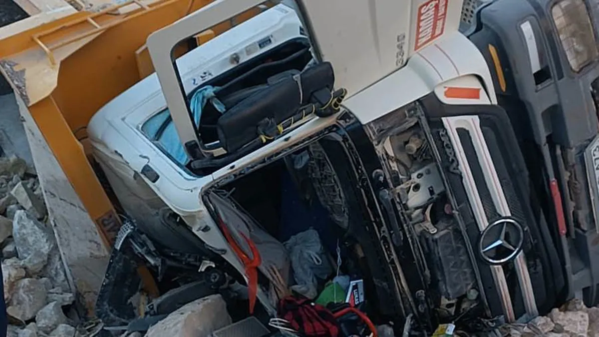 Şarampole devrilen hafriyat kamyonunun sürücüsü hayatını kaybetti
