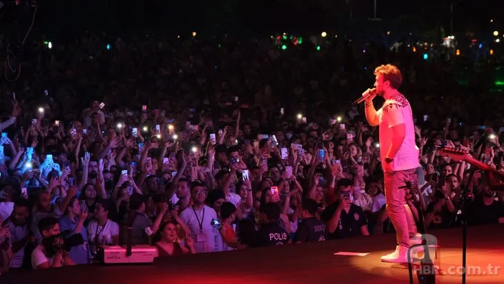 Mustafa Ceceli ve Haluk Levent’in konserine binlerce kişi katıldı