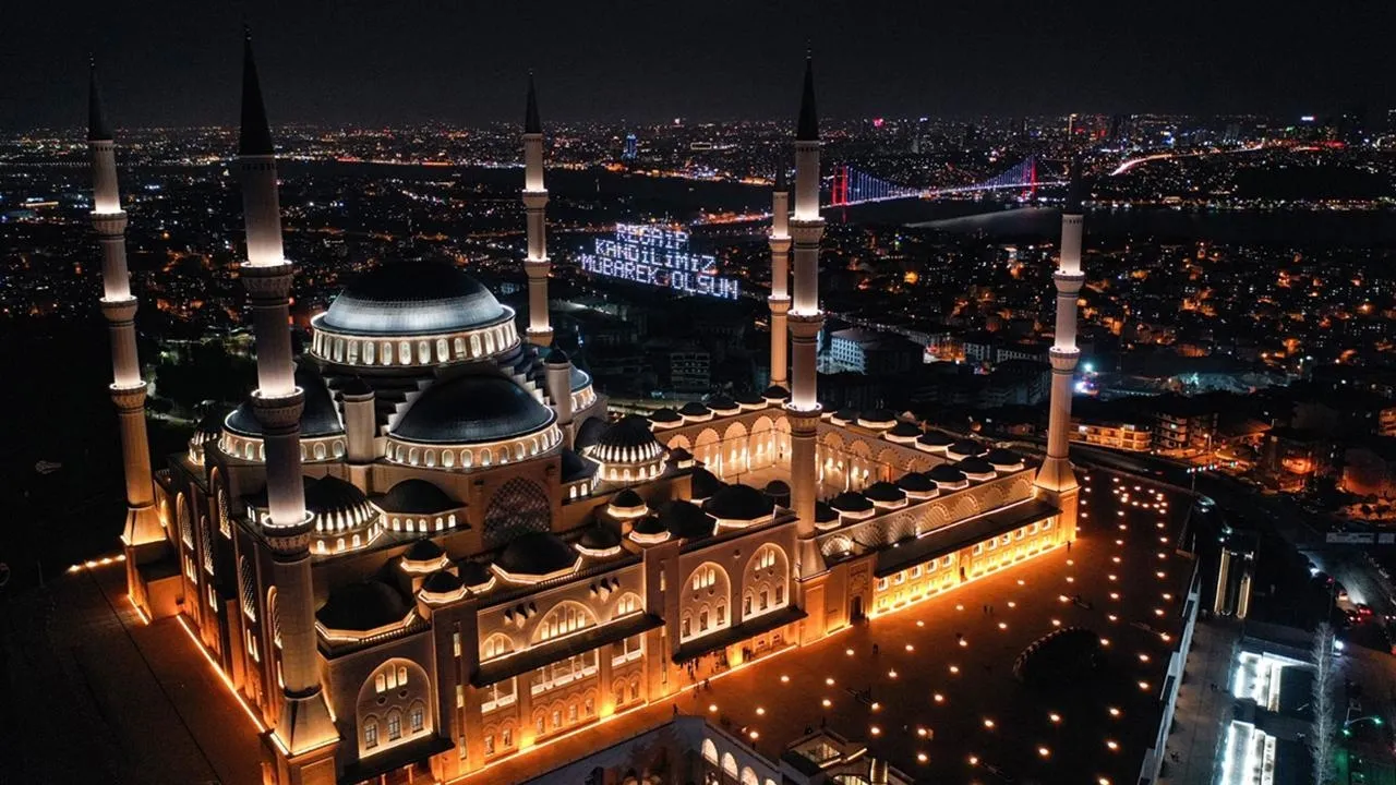 Türkiye genelinde Regaip Kandili idrak edildi! Camiler doldu taştı