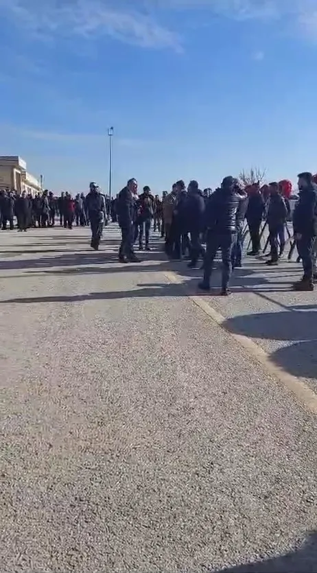 Şehit cenazesinde CHP çelengine yer yok! Şehit yakını isyan edip parçaladı - 3