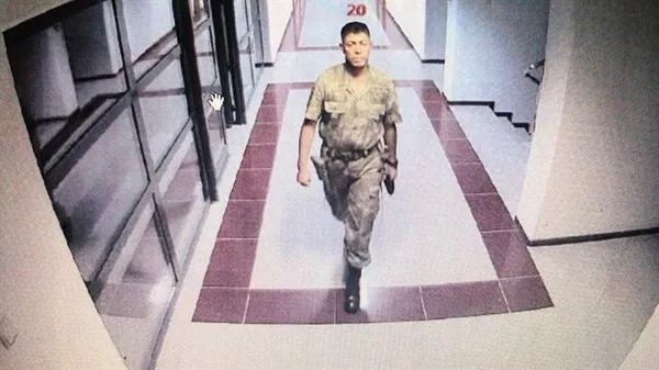 1689359986289.jpg 15 Temmuz darbe girişiminin seyrini değiştiren kahraman Ömer Halisdemir! Bayrağını ve vatanının şerefini canı pahasına korudu... - 3