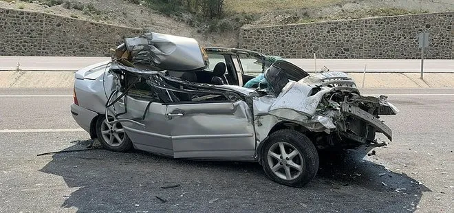 Kütahya’da korkunç kaza otomobil TIR’a çarptı