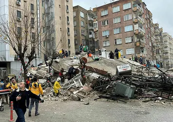 Şanlıurfa'da dehşet anları! Ağır hasar alan bina artçı deprem sırasında böyle yıkıldı