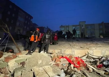 Avrupalı liderler Türkiye'deki depremin yaralarını sarmak için harekete geçti! İngiliz Başbakan öğrencilerle koli doldurdu