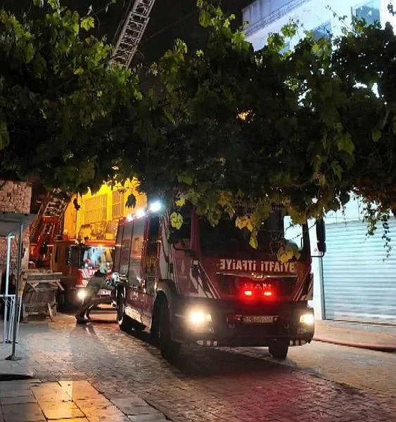 1716866734046.jpeg İstanbul Beyoğlu'nda korkutan yangın! Alevler geceyi aydınlattı - 2