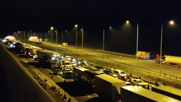 kocaeli-kuzey-marmara-otoyolunda-yangin-panigi-tunelde-tir-yandi-suruculer-mahsur-kaldi-1657178134202.jpg Kocaeli Kuzey Marmara Otoyolu’nda yangın paniği! Tünelde TIR yandı, sürücüler mahsur kaldı - 3