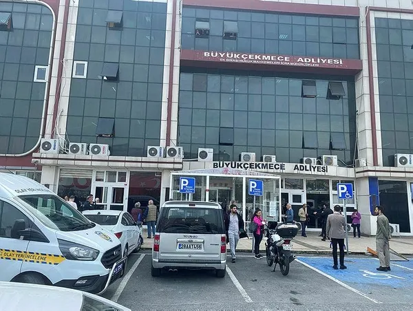 1698236190361.jpeg Adliye önünde kan donduran olay! Kızının eşine kurşun yağdırdı - 3