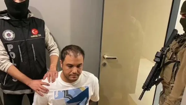 istanbulda-uluslararasi-suc-orgutu-operasyonu-hakan-ayik-enselendi-comanchero-cokertildi-1698908520940.jpeg İstanbul'da uluslararası suç örgütü operasyonu! Hakan Ayık enselendi "Comanchero" çökertildi - 2