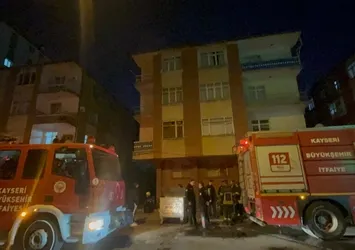 Kayseri'de 3 katlı binada yangın! 4 çocuk dumandan etkilendi