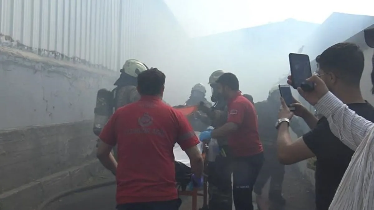 Avcılar'da korkutan fabrika yangını 1 işçi itfaiye ekipleri tarafından kurtarıldı