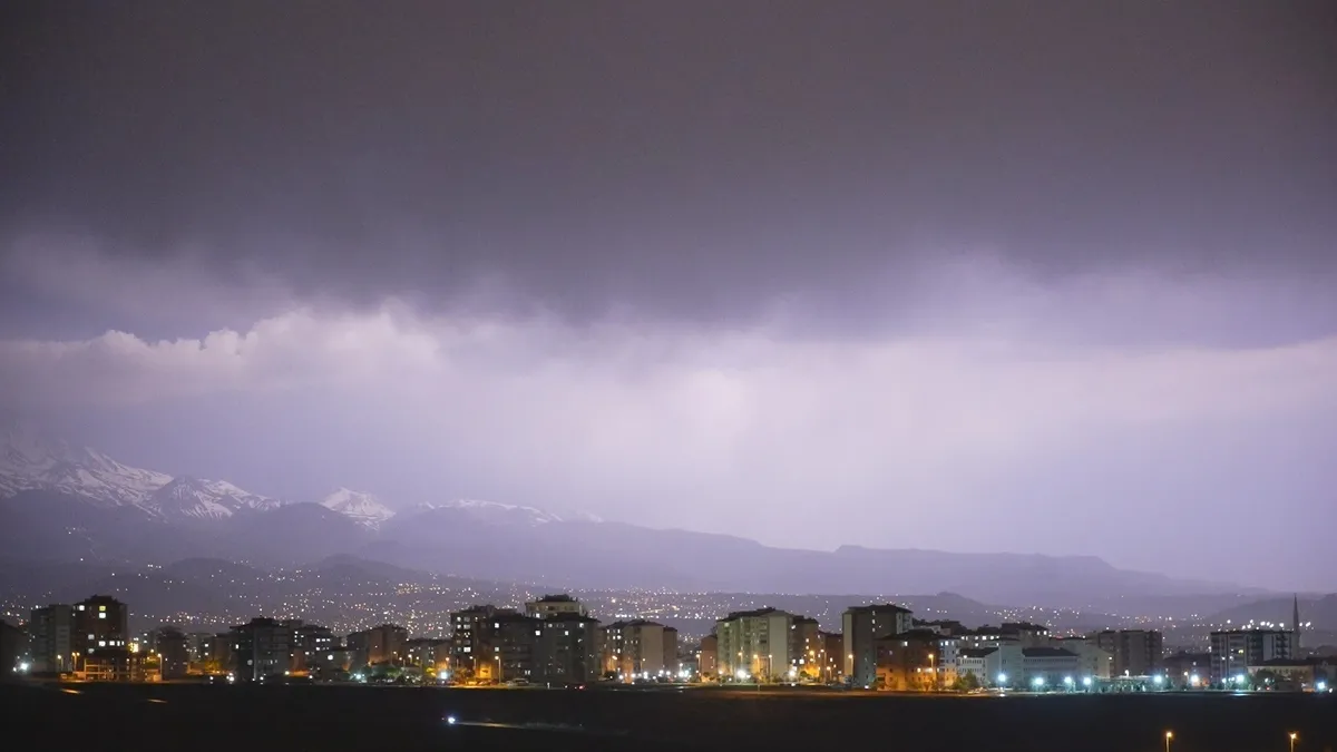 Kayseri'de şimşekler geceyi aydınlattı