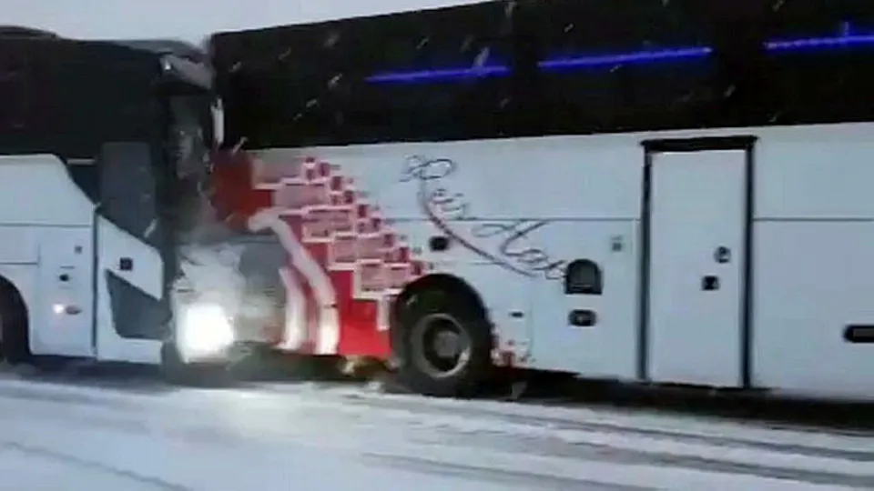 Kars'ta yolcu otobüsleri çarpıştı! Ölü ve yaralılar var! İşte olay yerinden feci görüntüler