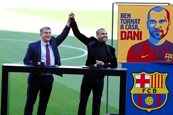 Dani Alves 38 yaşında Barcelona'ya geri döndü