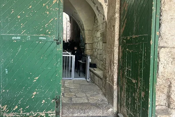1710428612409.jpg Bütün alçaklıkların ardından İsrail çıkıyor: İşgal, katliam, abluka, terör... | İşgalciler Mescid-i Aksa'nın kapılarına demir bariyerler kurdu - 1