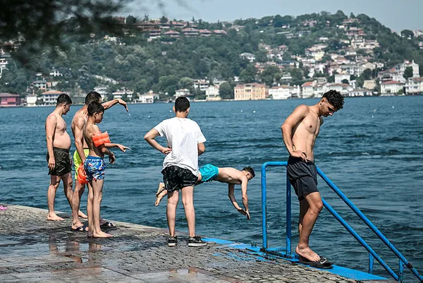 1689346522448.jpg İstanbul 40 dereceyi gördü! Şehir tarihi günlerinden birini yaşadı! Vücut ısısını düşürmenin yolları... - 4