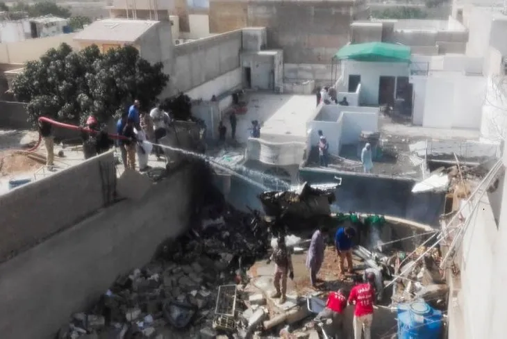 Pakistan’da yolcu uçağı düştü! İşte korkunç kazadan görüntüler
