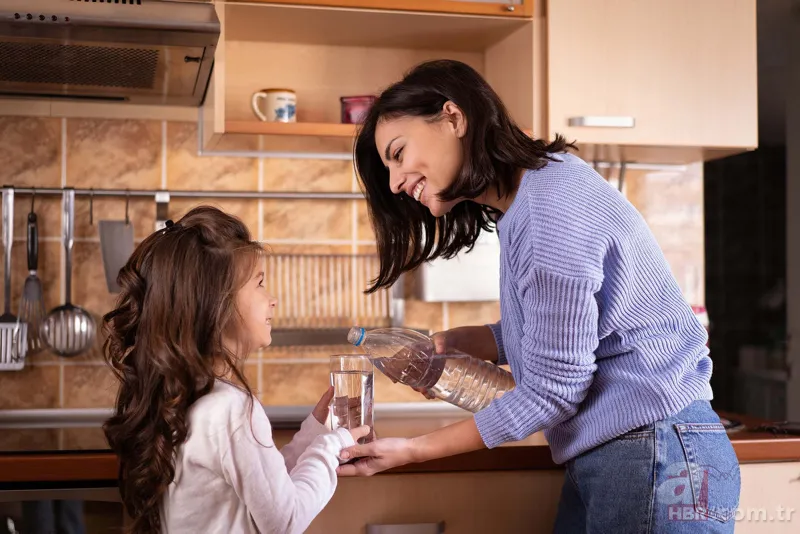 Su içerek zayıflamak mümkün mü? Günde kaç bardak su içmeli? Uzman isim uyardı: 8 bardağın altında içiyorsanız... 5