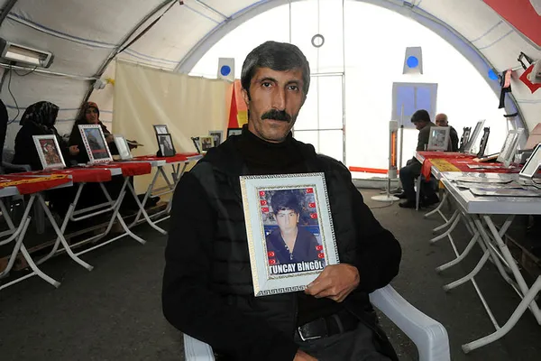 Evlat nöbetindeki babadan oğluna çağrı! Türk askerine polisine teslim olun - 4