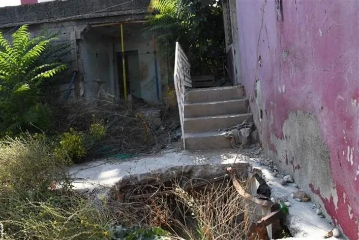 Mersin’de gizemli kazı! Kırmızı ev uydu görüntülerine kapatıldı